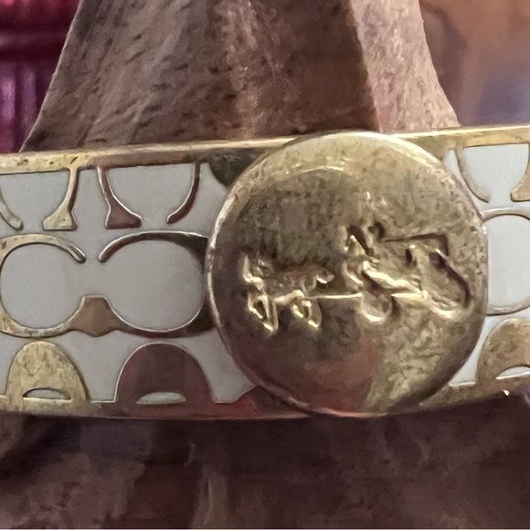 Coach cuff - Picture 2 of 3